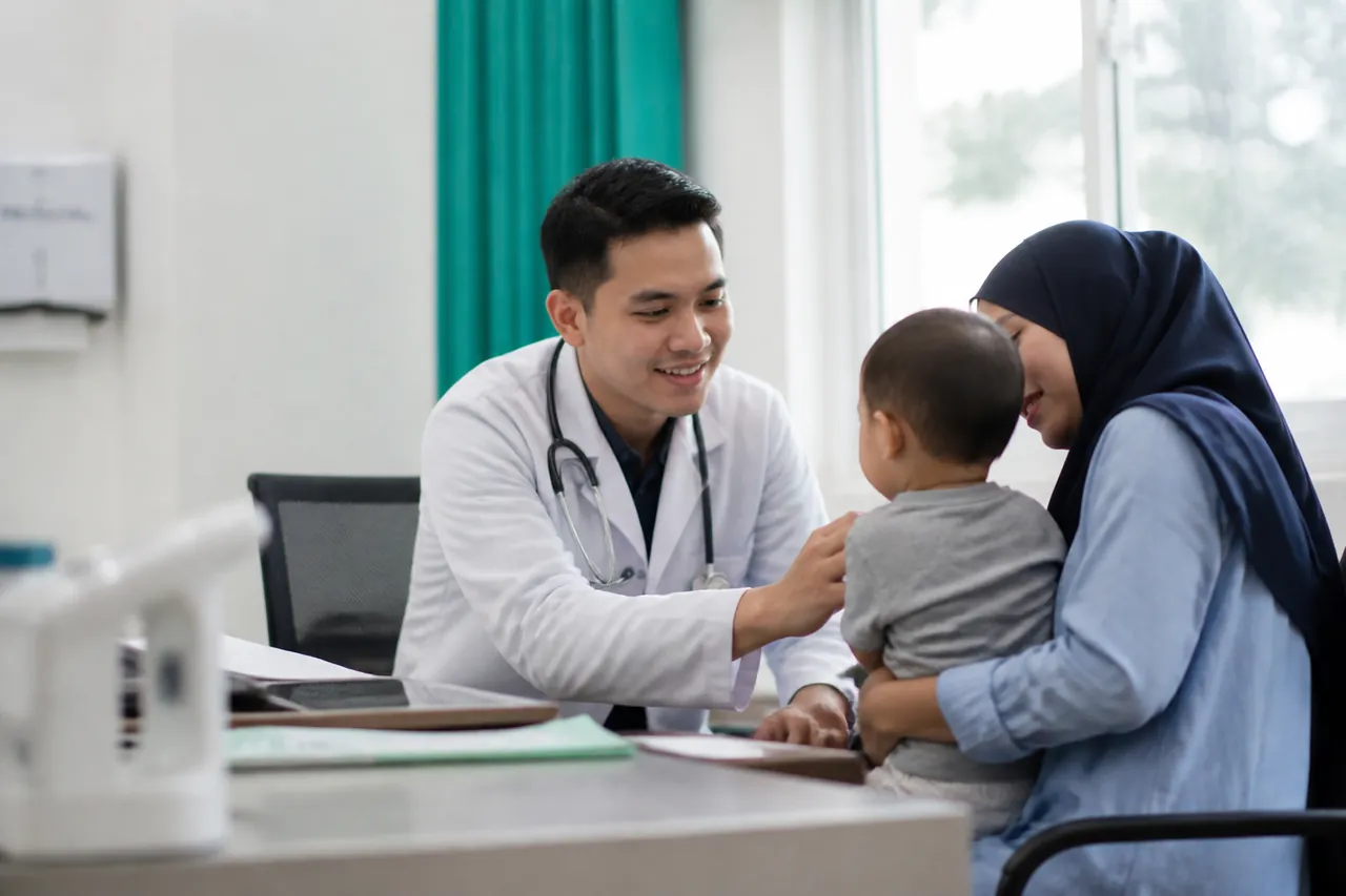 Dokter memeriksa anak balita demam di puskesmas Indonesia saat lonjakan campak 2026